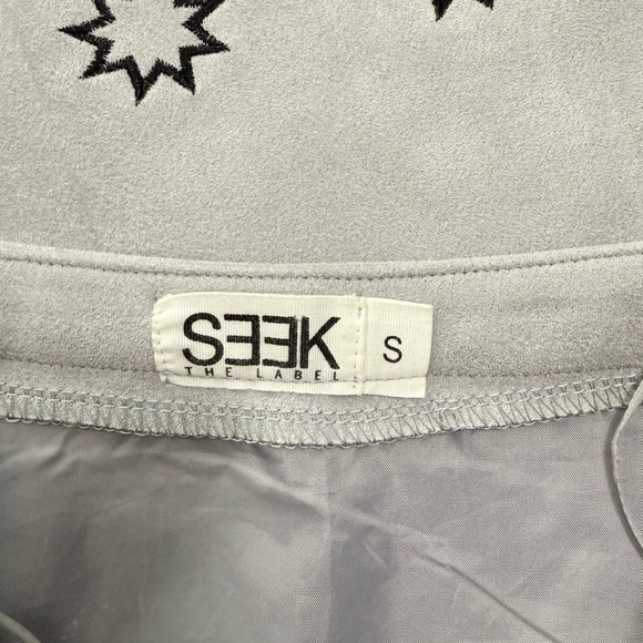 SEEK The Label Faux Suede Embroidered Boho Western Mini Skirt, Light Grey size S - Picture 4 of 5